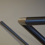 De roestvrijstalen leuning wordt ter plaatse gelast en geslepen. De roestvrijstalen leuning wordt ter plaatse gelast en geslepen.
