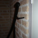 Verankering in de muur maakt de leuning extra stevig. Verankering in de muur maakt de leuning extra stevig.